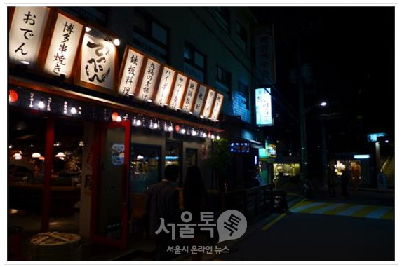 밤 늦은 시간 어두운 골목 길 안의 술집 모습